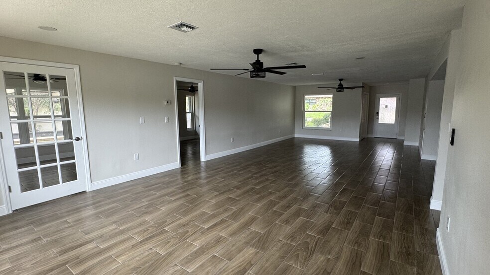 Building Photo - 7409 Lake Forest Cir