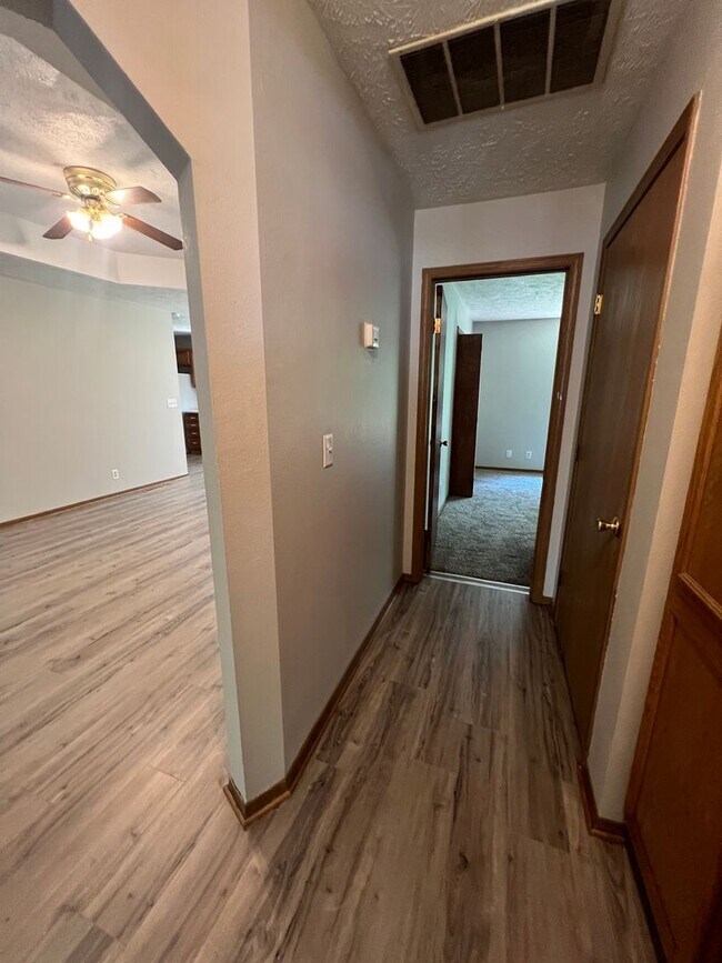 Building Photo - 3 bedroom/2 bath house with one car garage