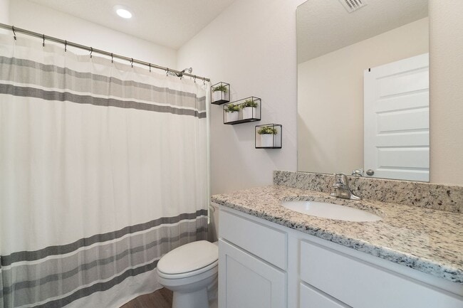 Building Photo - Gorgeous and Spacious 5/3 Home with Commun...