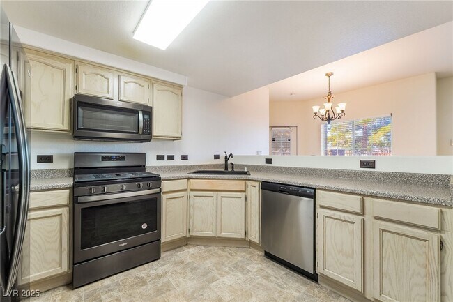 Building Photo - 3400 Cabana Dr