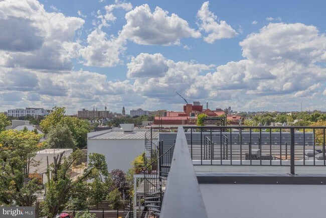 Building Photo - 722 Kenyon St NW