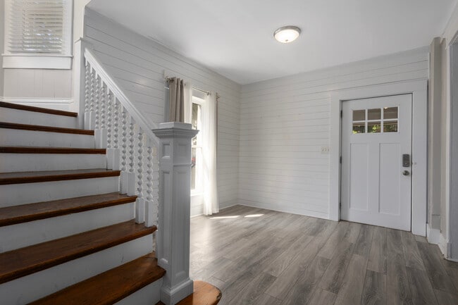 Building Photo - 915 E 29th St