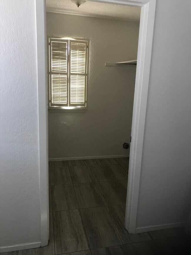 Building Photo - 10432 Seawood Dr