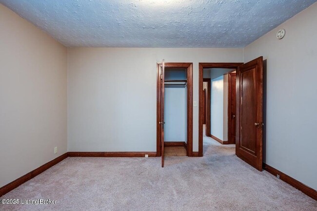 Building Photo - 210 Browns Ln