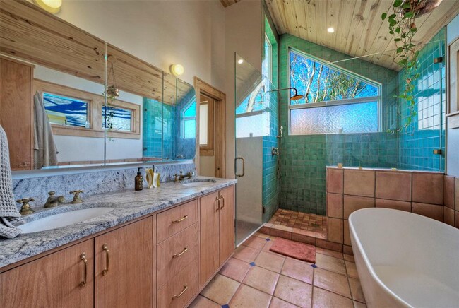 Building Photo - 1704 Alameda Dr