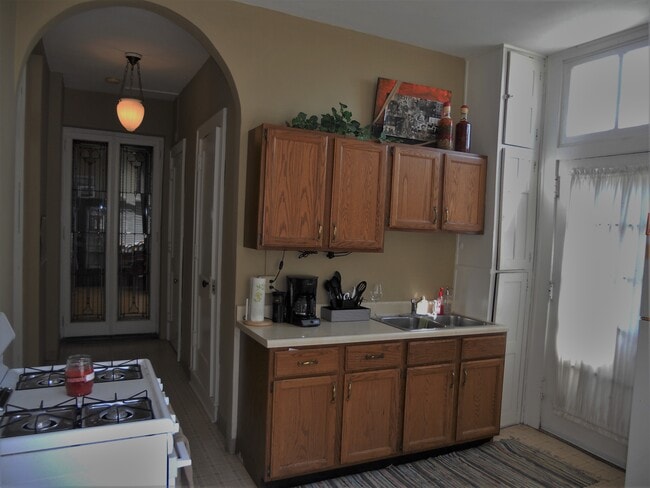 Kitchen area - 627 Ripley St