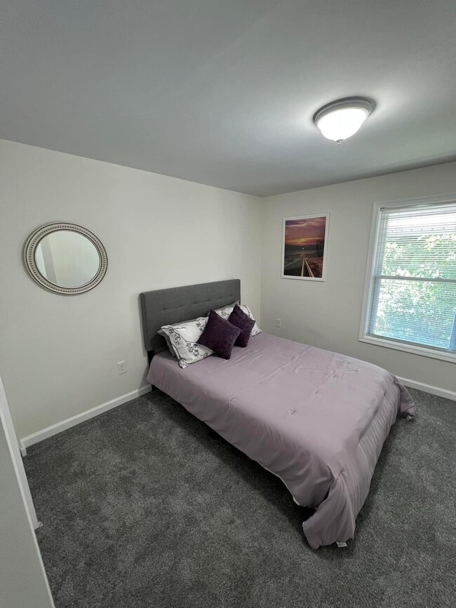 Building Photo - 17 Heather St