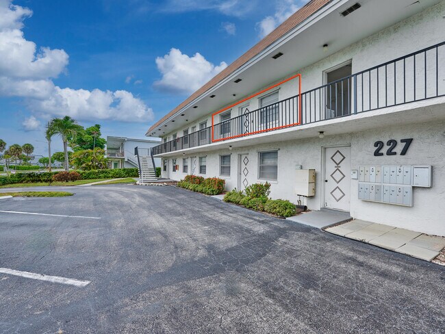 Building Photo - 227 Castlewood Dr