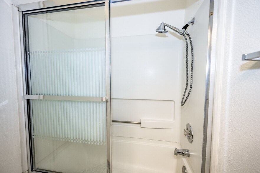 Hall bath - 11068 Sharp Ave