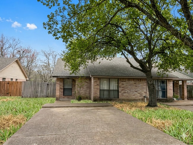 Building Photo - 702 Cross Timbers Dr