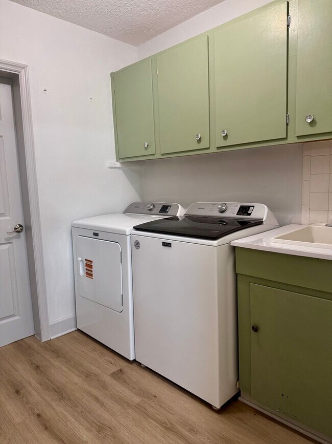 Building Photo - Remodeled Tampa Home