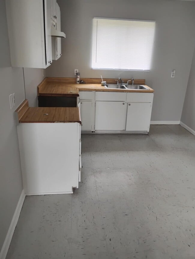 Building Photo - Single Family Standridge manor