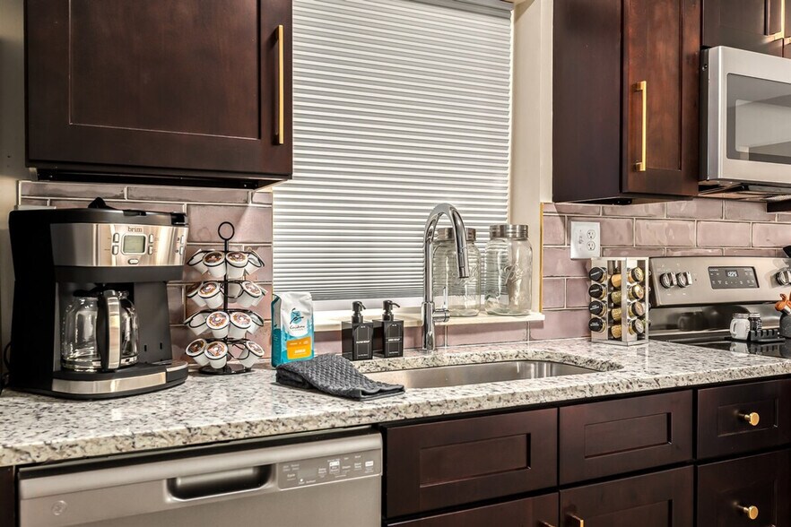 Building Photo - 18443 Sharon Ln