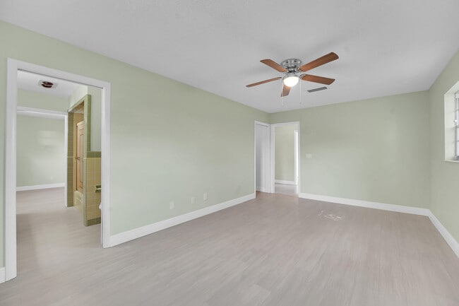 Building Photo - 154 SE Naranja Ave