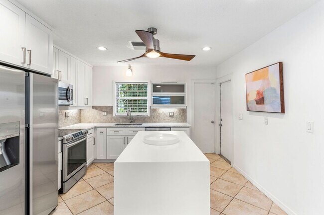 Building Photo - Fabulous 3 bed/ 2 bath Pool Home in South Sarasota ~ Coming March!