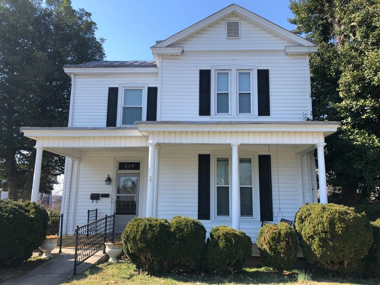 The Cozy Farmhouse - 409 Euclid Ave