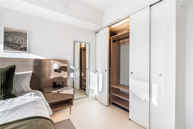 Building Photo - 601 NE 1st Ave