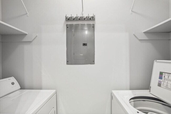 Building Photo - 1250 Parkwood Cir SE