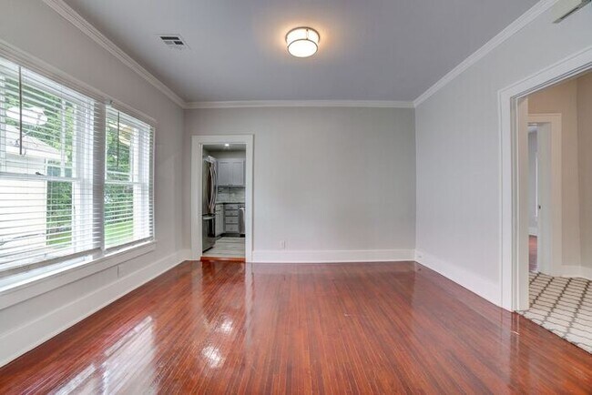 Building Photo - 2/1 Bright and Cheery Home Right Off Downtown!
