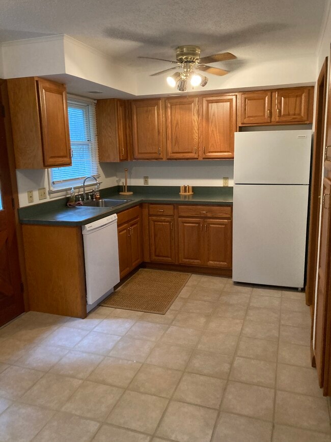 Building Photo - 126 W Shore Dr