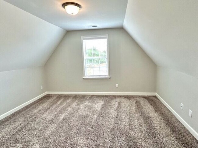 Building Photo - Now Leasing a4 Bedroom 2.5 Bath Home In Ol...