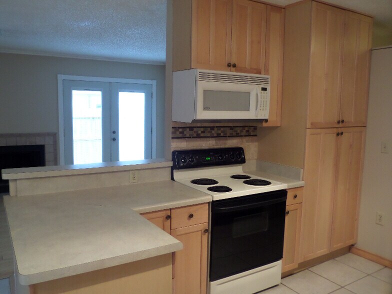 Stove and Microwave - 6839 Arbor Springs Dr