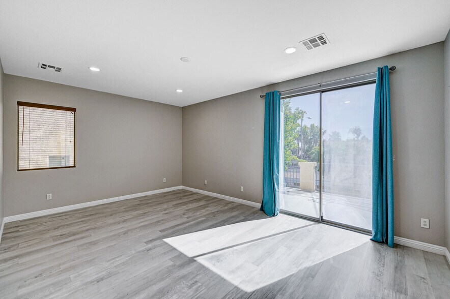 Building Photo - 8125 Chestnut Hollow Ave