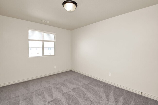 Building Photo - Beautiful 3 Bed, 2.5 Town Home in West Haven, Pet Friendly! Available on April 22nd!