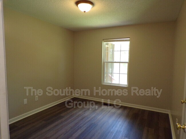 Building Photo - 109 Astrid St