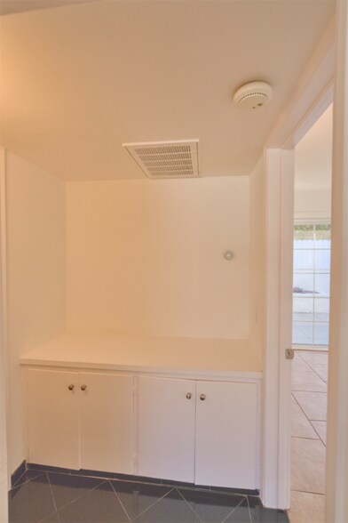 Building Photo - 975 E Camino Parocela