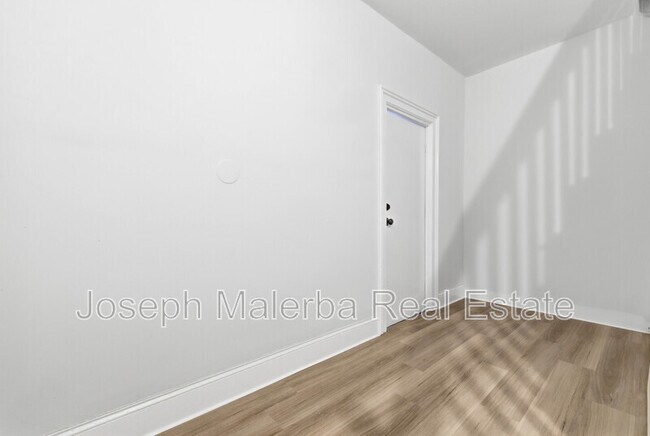 Building Photo - 848 Bank St