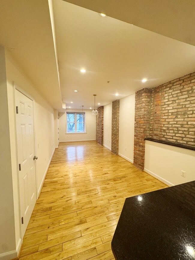 Building Photo - 2242 Ontario Rd NW