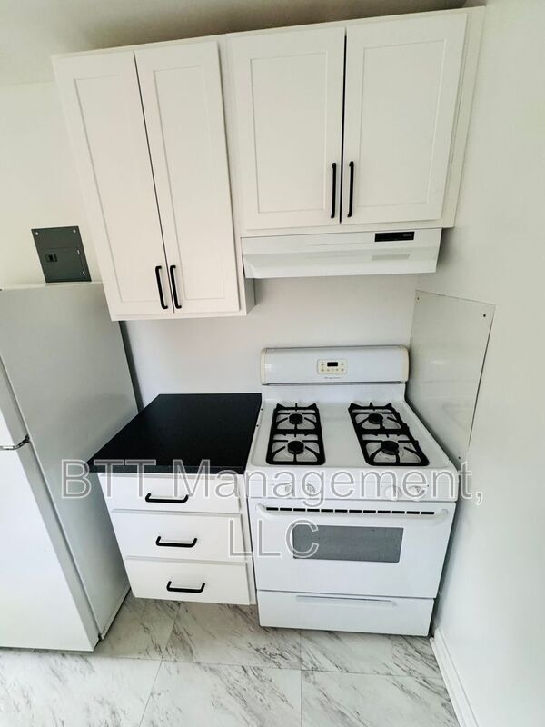 Building Photo - 8400 Greenwood Ave