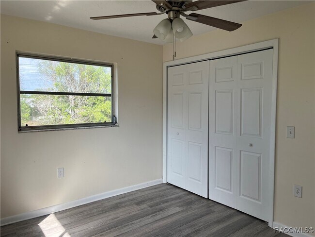 Building Photo - 302 S Jackson St