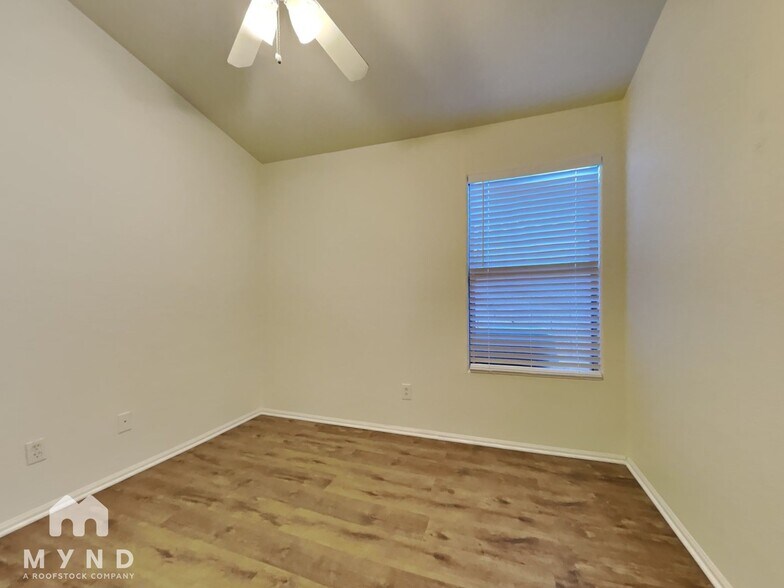 Building Photo - 542 N 169th Ave