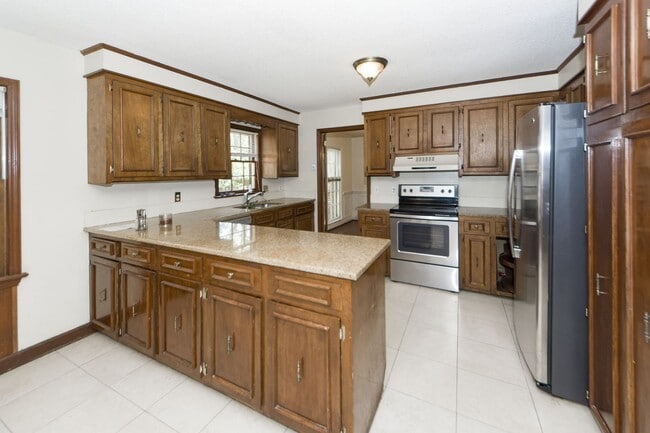 Building Photo - 5 Bedroom 3 Bath Home in Parkshore - Charl...