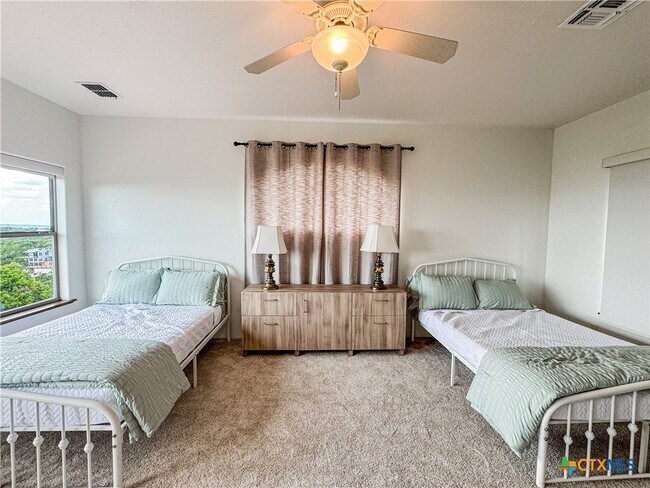 Building Photo - 2000 Village Oak