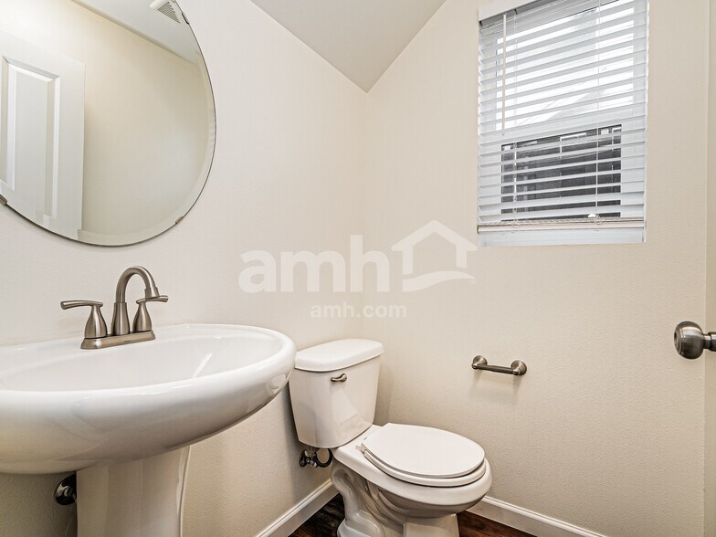 Building Photo - 748 Fenway Ln