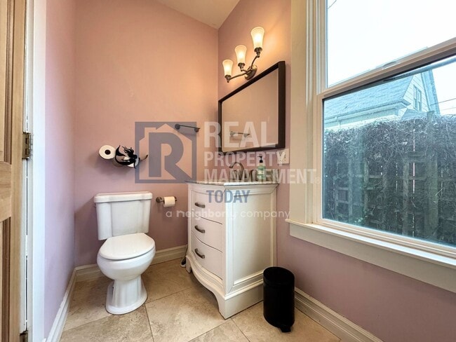 Building Photo - Charming Historic 3 Bedroom!