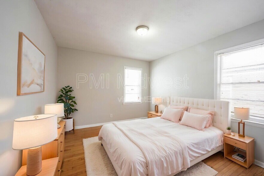 Building Photo - 5005 Indianola Ave