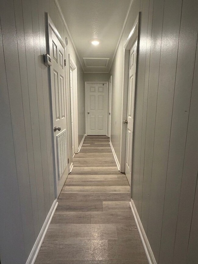 Building Photo - 4 Bed/2 Bath Brick Home