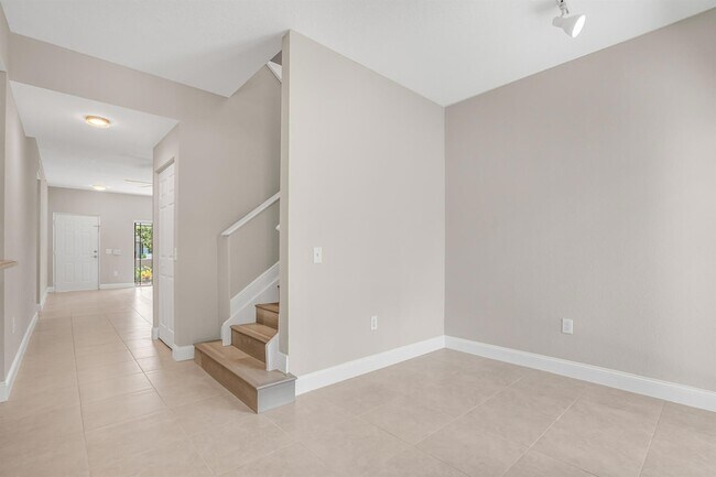 Building Photo - 2802 Sarento Pl