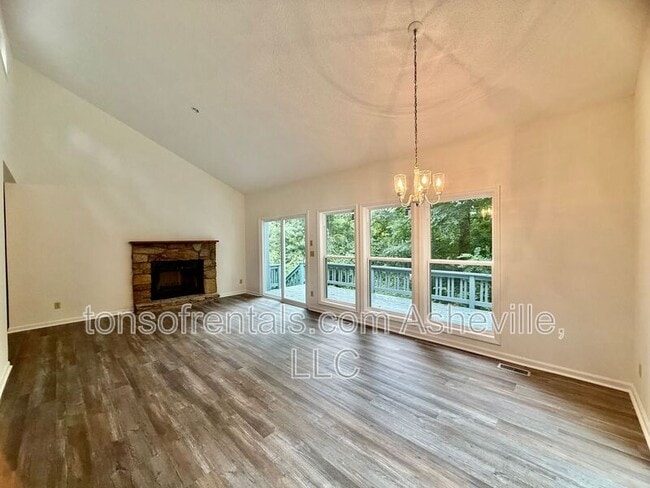 Building Photo - 327 Winding Way Ln