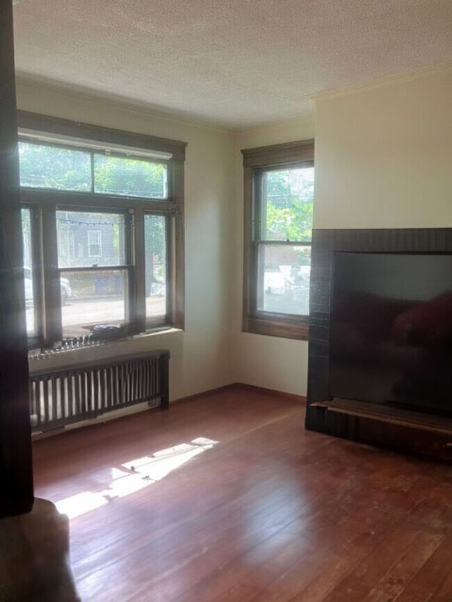 Building Photo - College Rental
