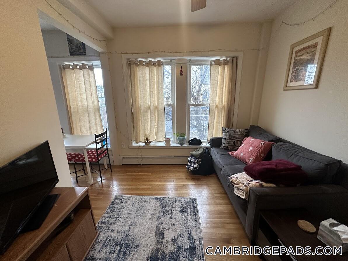 Building Photo - 1056 Cambridge St