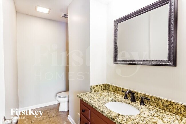 Building Photo - 2204 Lynncrest Ln