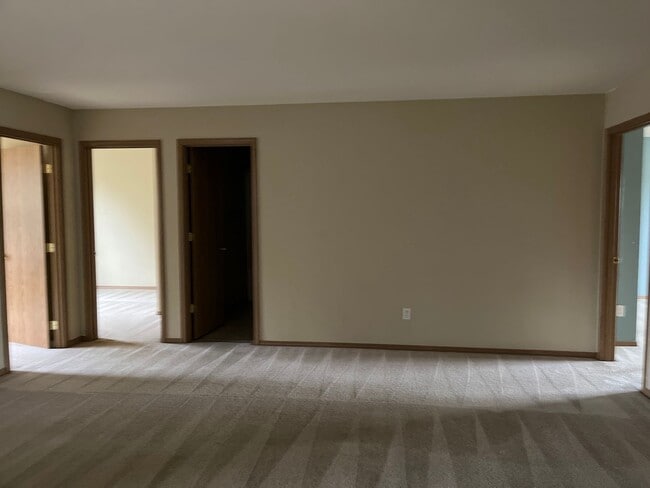 Building Photo - Large Puyallup rental 4 bedroom