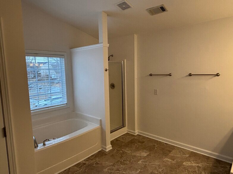 Building Photo - 27 Farm Brook Way