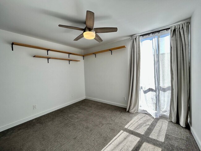 Building Photo - Prime 2 Bed, 2 Bath in La Jolla!