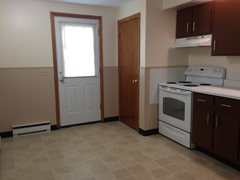 Kitchen - 175 Woodlawn Ave